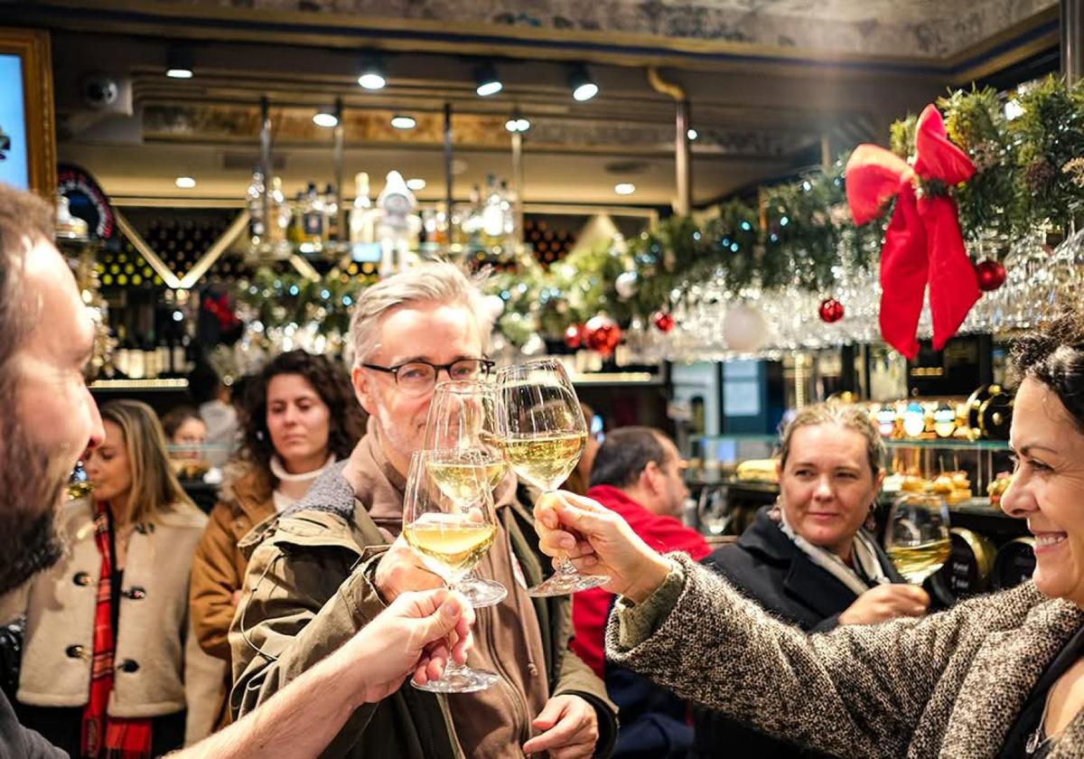 Guests raising drinks during a food tour in Bilbao
