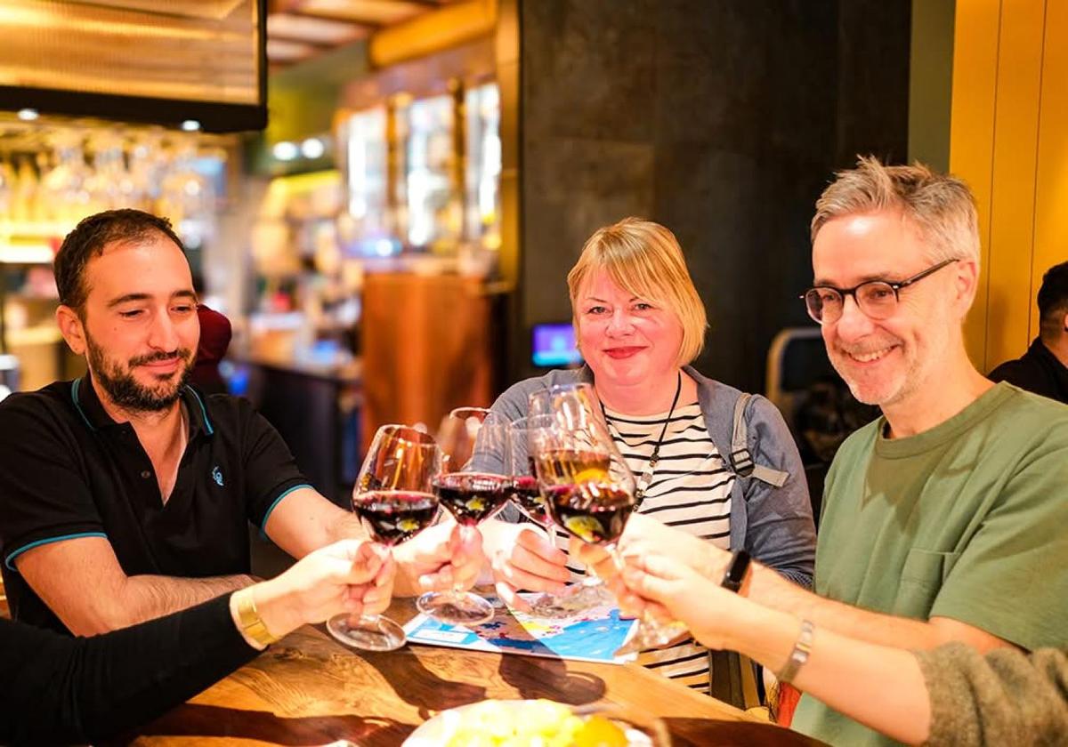 Guests enjoying drinks during a food tour in Bilbao
