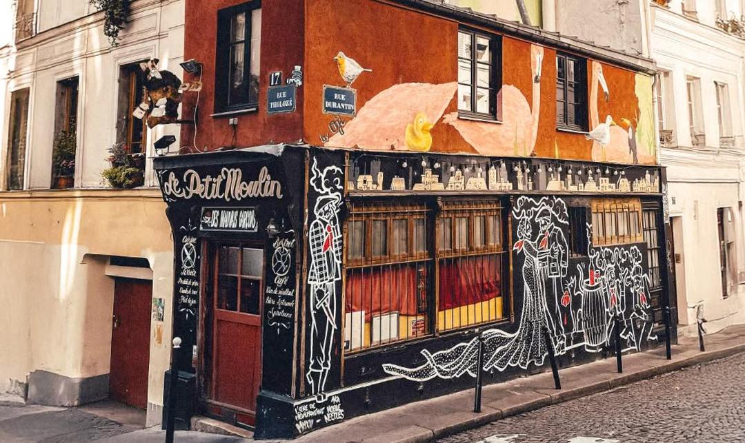 Exterior de Le Petit Moulin en París