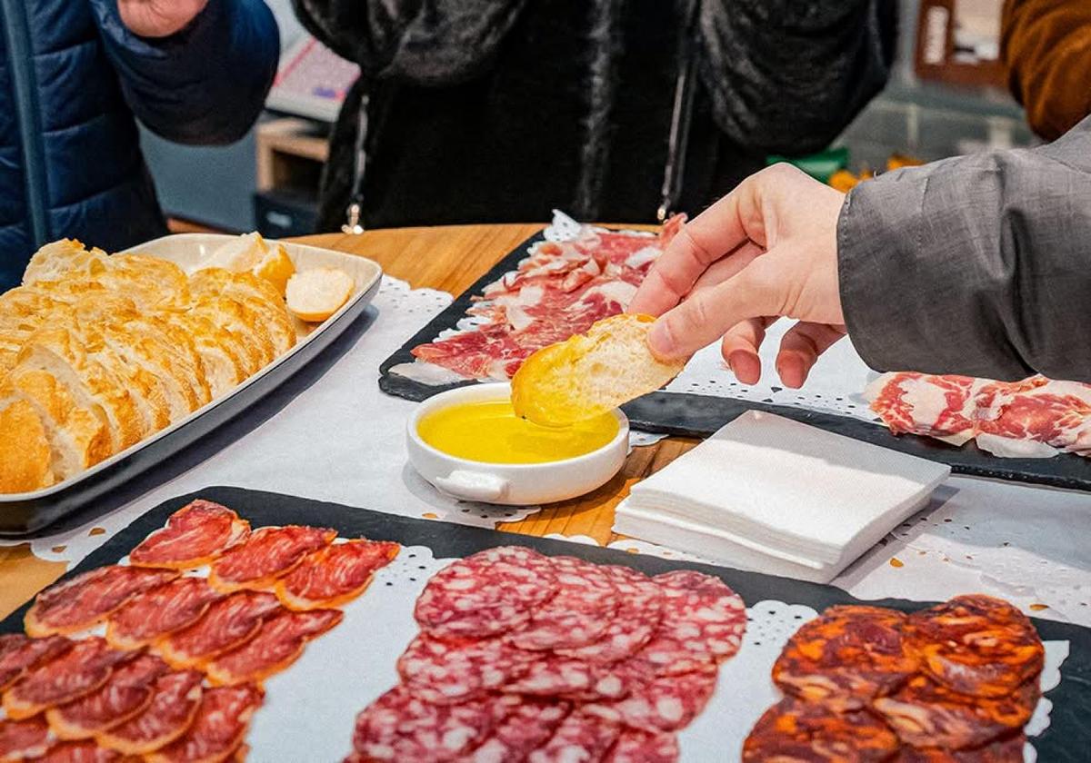 Selección de embutidos y tapas en un mercado de Madrid