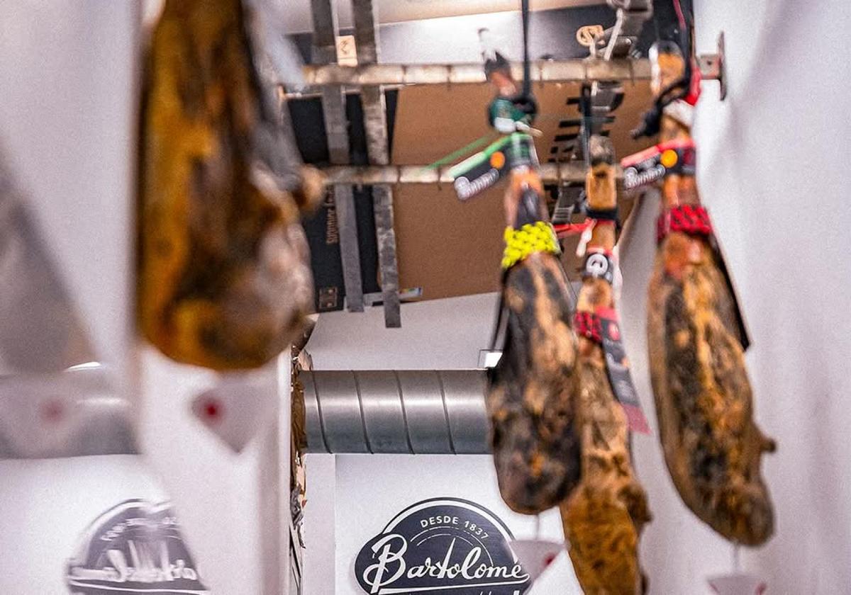 Jamones colgados en una tienda tradicional de Madrid