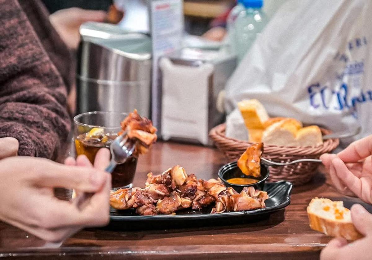 Tapas servidas en una mesa durante el tour en Madrid