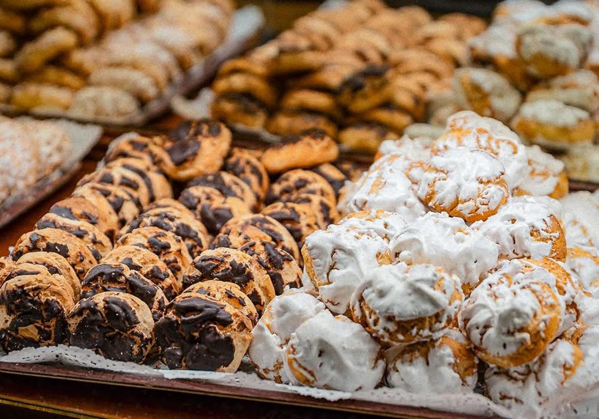 Pasteles tradicionales exhibidos en una pastelería de Madrid