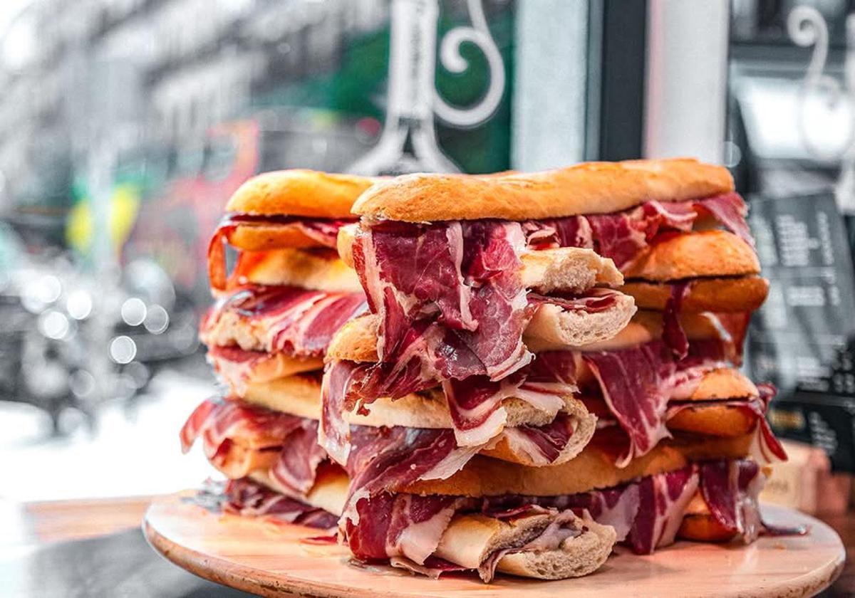 Bocadillo de jamón servido durante el tour en Madrid