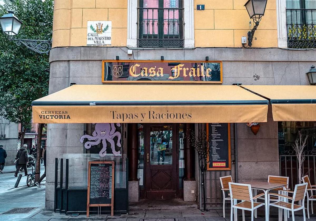 Fachada de restaurante en una calle de Madrid